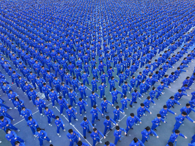 60 000 étudiants ont établi un double record vietnamien et mondial avec une impressionnante performance d'arts martiaux Vovinam.