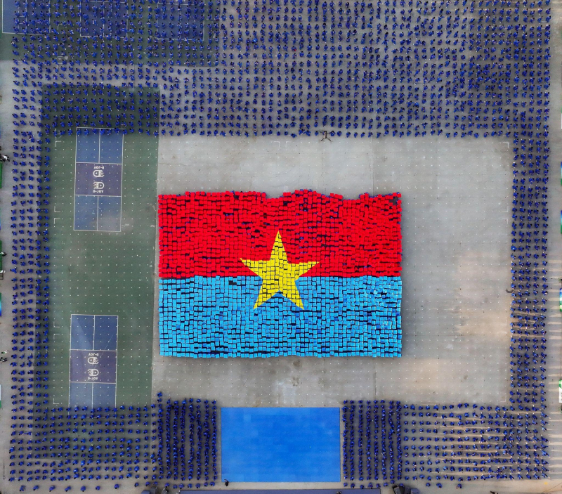 60 000 étudiants ont établi un double record vietnamien et mondial avec une impressionnante performance d'arts martiaux Vovinam.