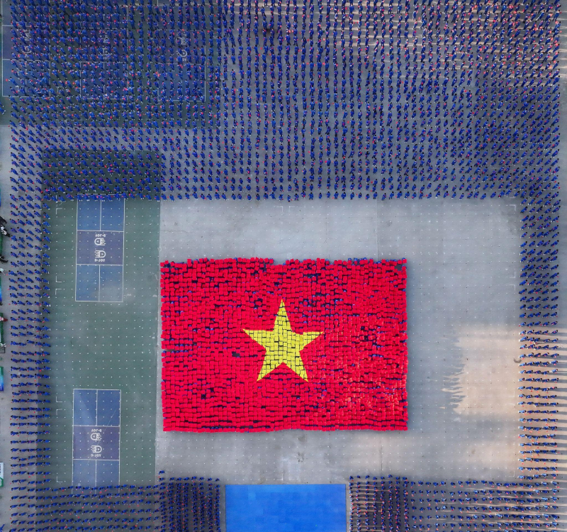 60 000 étudiants ont établi un double record vietnamien et mondial avec une impressionnante performance d'arts martiaux Vovinam -1