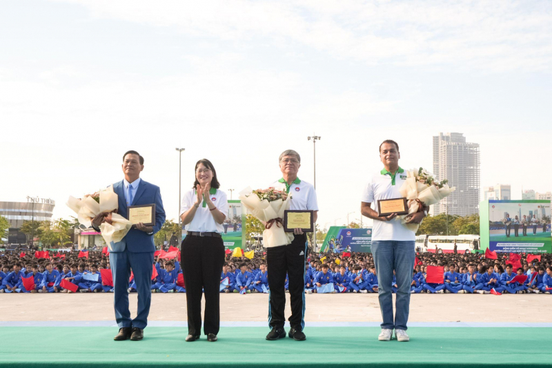 60 000 étudiants ont établi un double record vietnamien et mondial avec une impressionnante performance d'arts martiaux Vovinam.