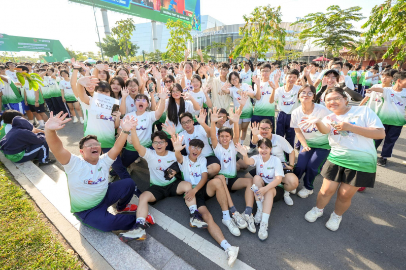 60 000 étudiants ont établi un double record vietnamien et mondial avec une impressionnante performance d'arts martiaux Vovinam.