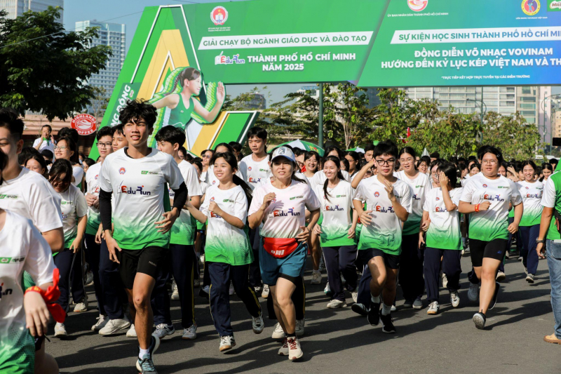 60 000 étudiants ont établi un double record vietnamien et mondial avec une impressionnante performance d'arts martiaux Vovinam.