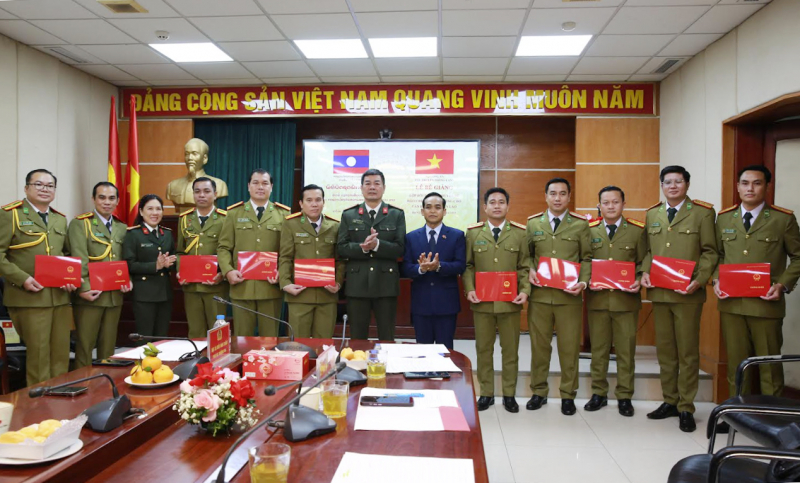 Bế giảng lớp bồi dưỡng chuyên đề báo chí, truyền thông cho cán bộ Công an Lào -0