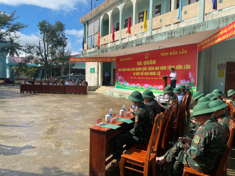  Ra quân xây dựng nhà ở cho người dân ở Đắk Lắk bị sập đổ nhà do lũ lụt  -0