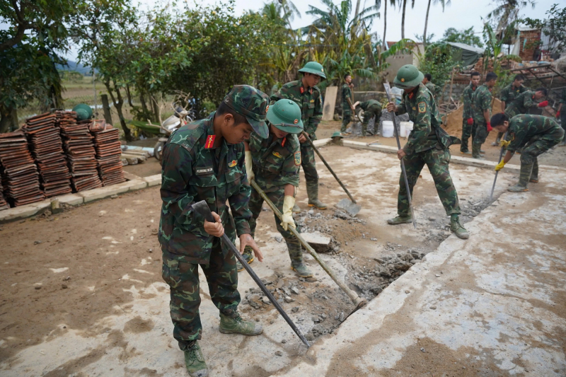 Ra quân xây dựng nhà ở cho người dân ở Đắk Lắk bị sập đổ nhà do lũ lụt  -0