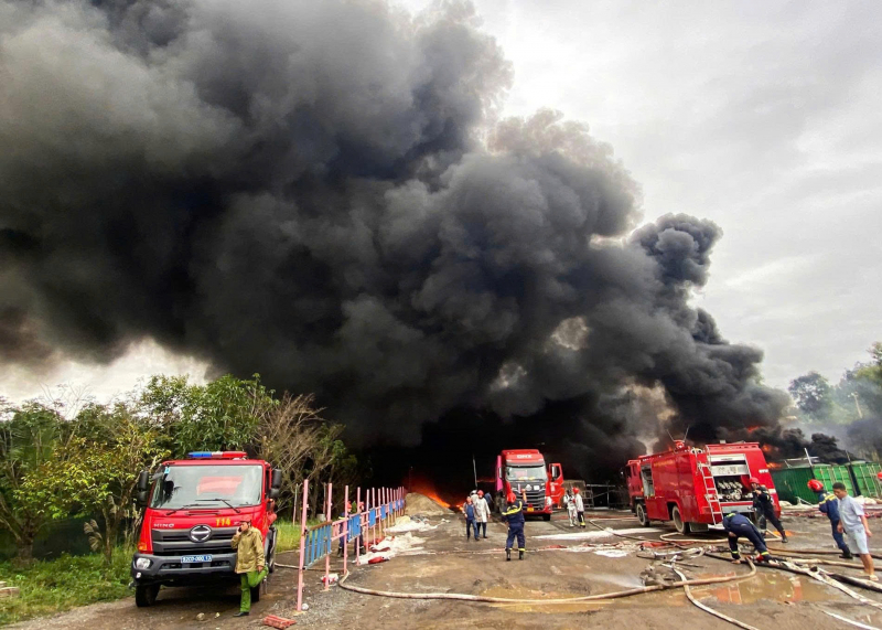 با نا کمیون -0 میں سامان اکٹھا کرنے والے علاقے میں کئی دھماکوں کے ساتھ بڑی آگ