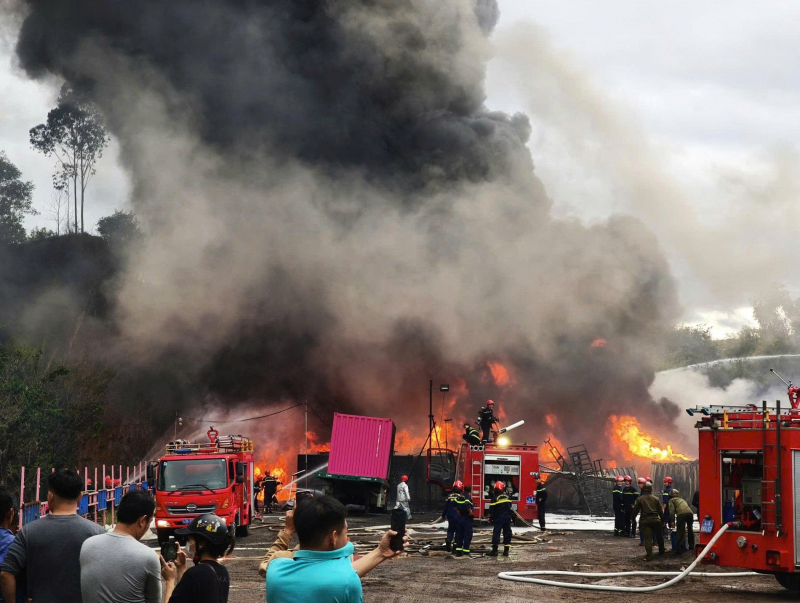 با نا -1 کمیون میں سامان اکٹھا کرنے والے علاقے میں کئی دھماکوں کے ساتھ بڑی آگ