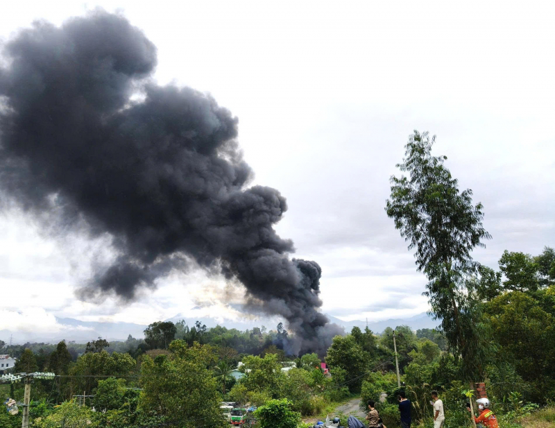 با نا کمیون -2 میں سامان اکٹھا کرنے والے علاقے میں کئی دھماکوں کے ساتھ بڑی آگ