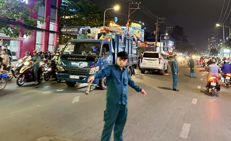 Va chạm liên hoàn  với xe rác khiến người phụ nữ  tử vong -0