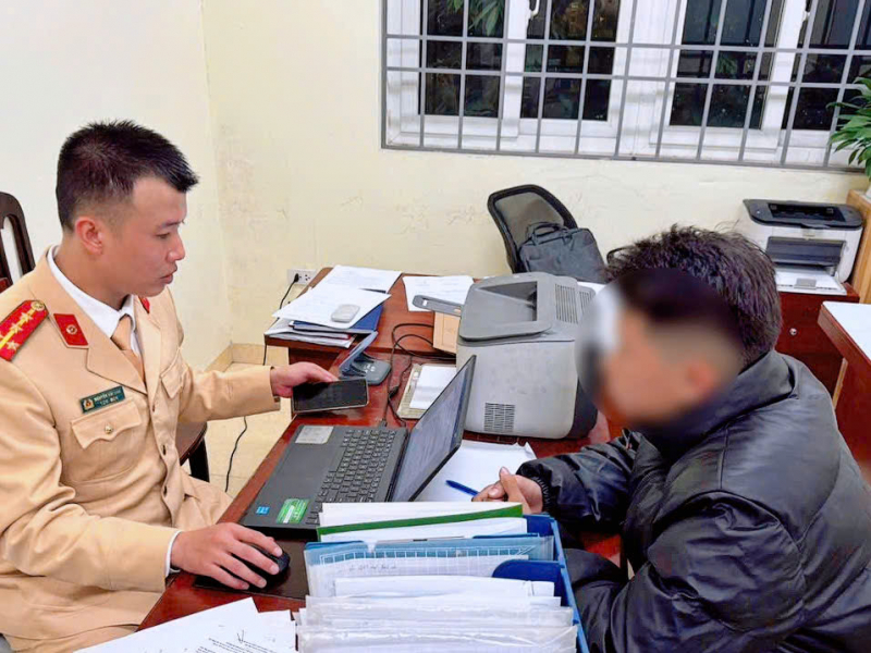 CSGT ngăn chặn nhóm thanh niên vác dao đi chém nhau để trả thù -0