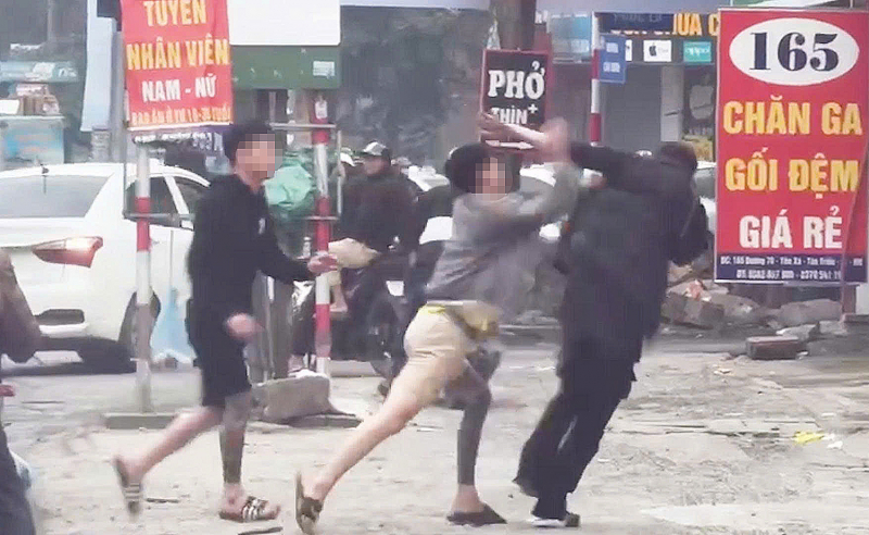 हनोई ट्रैफिक पुलिस के लेफ्टिनेंट कर्नल ने बदमाशों को रोका, लोगों की सुरक्षा की -0