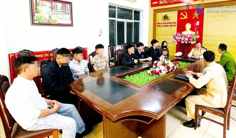 Xử lý nhóm quái xế bốc đầu xe, livestream trên mạng xã hội -0