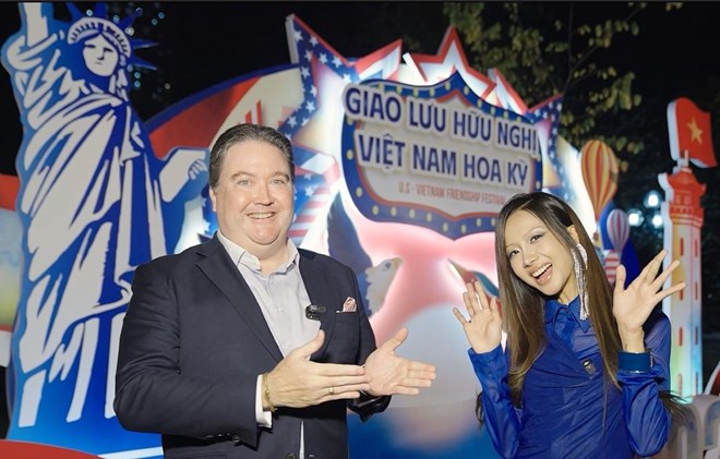 वियतनाम में अमेरिकी राजनयिक मिशन और रैपर सुबोई ने एमवी 