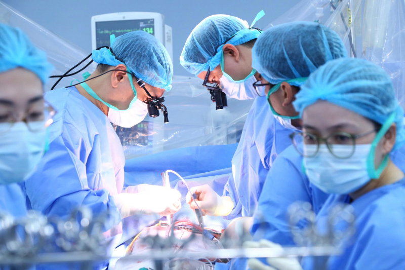 Bé trai 9 tuổi hồi sinh sau khi được ghép trái tim của một người trưởng thành -1