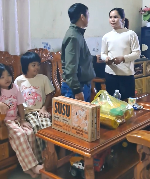 काम पर जाने के लिए अपने बच्चों को कमरे में जंजीरों से बांधने वाले पिता का मामला: दोनों बच्चों को उनकी दादी को देखभाल के लिए दे दिया गया -0