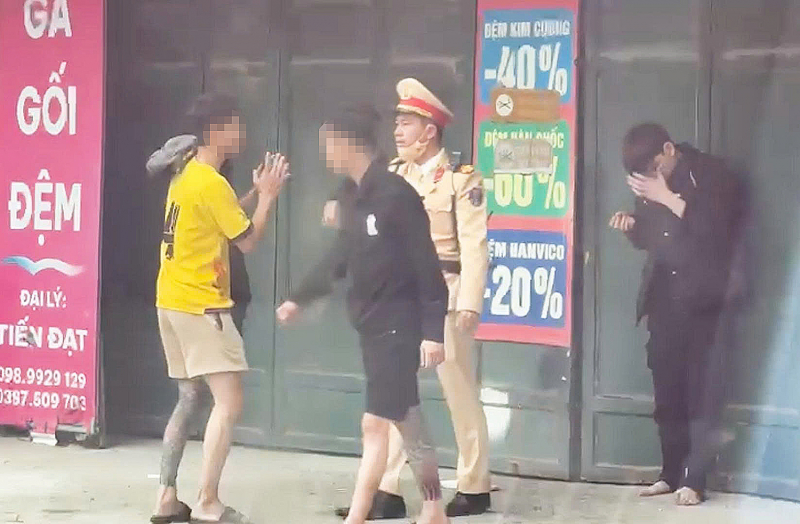 हनोई ट्रैफिक पुलिस के लेफ्टिनेंट कर्नल ने बदमाशों को रोका, लोगों की सुरक्षा की -0