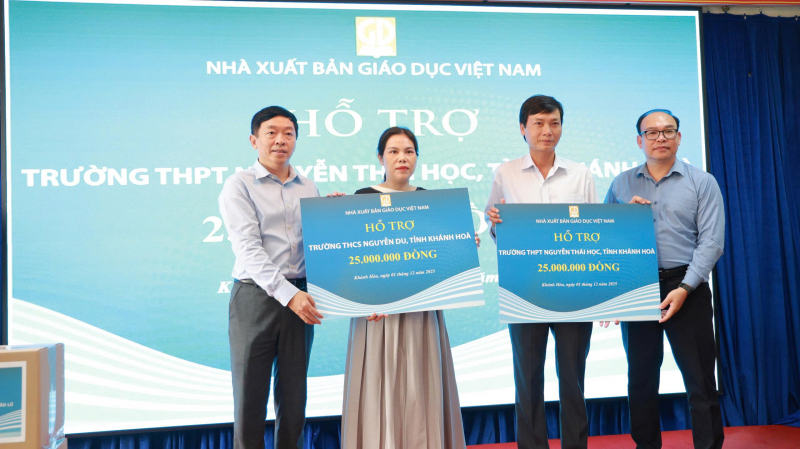 Nhà xuất bản Giáo dục Việt Nam hỗ trợ khẩn cấp 172.000 bản sách giáo khoa cho học sinh vùng lũ lụt tỉnh Khánh Hòa -0