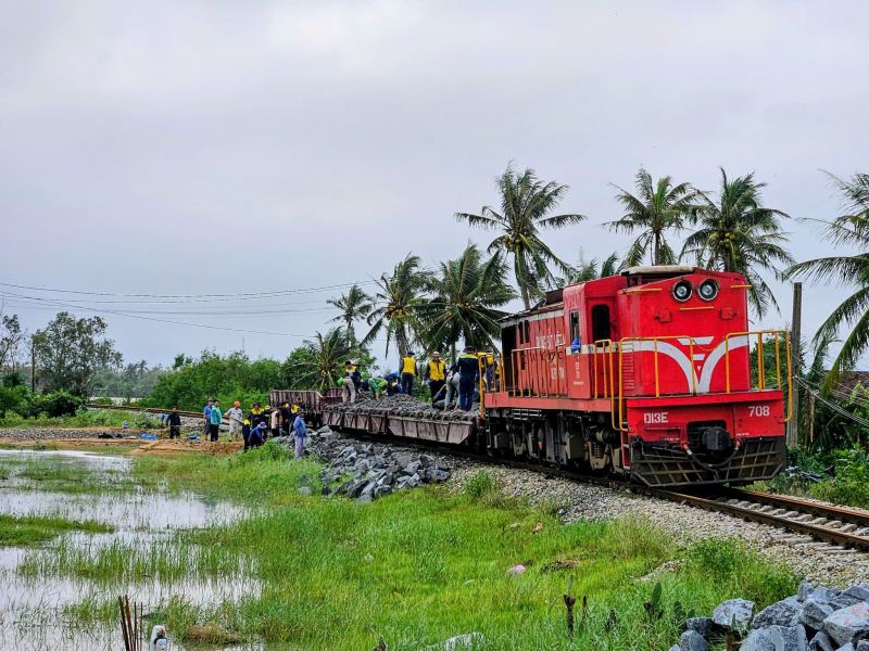 រថភ្លើង​ពី​ជើង​ទៅ​ត្បូង​ជា​ច្រើន​នៅ​តែ​ត្រូវ​ឈប់​ដំណើរ​ការ​ដោយ​សារ​ផល​ប៉ះ​ពាល់​នៃ​ទឹក​ជំនន់ និង​ភ្លៀង​ធ្លាក់ -0