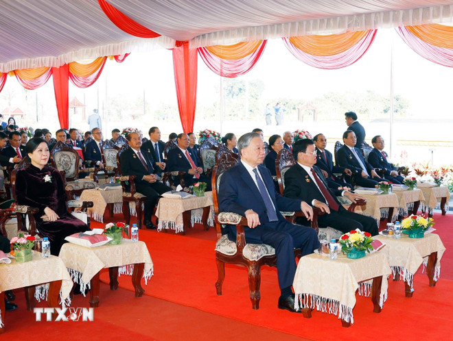 tong-bi-thu-to-lam-cung-tong-bi-thu-chu-tich-nuoc-lao-thongloun-sisoulith-du-khanh-thanh-cong-vien-huu-nghi-lao-viet-nam-02-5.jpg -0