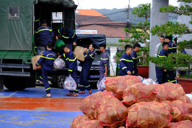 Hàng chục tấn nông sản tươi rói đến với bà con vùng lũ Khánh Hòa -3