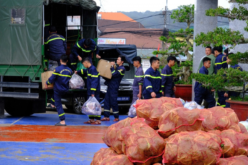 Hàng chục tấn nông sản tươi rói đến với bà con vùng lũ Khánh Hòa -5