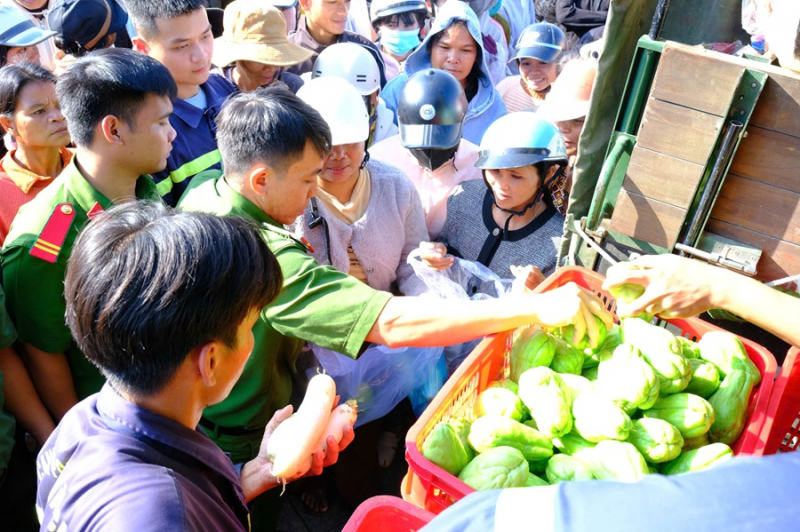 Hàng chục tấn nông sản tươi rói đến với bà con vùng lũ Khánh Hòa -6