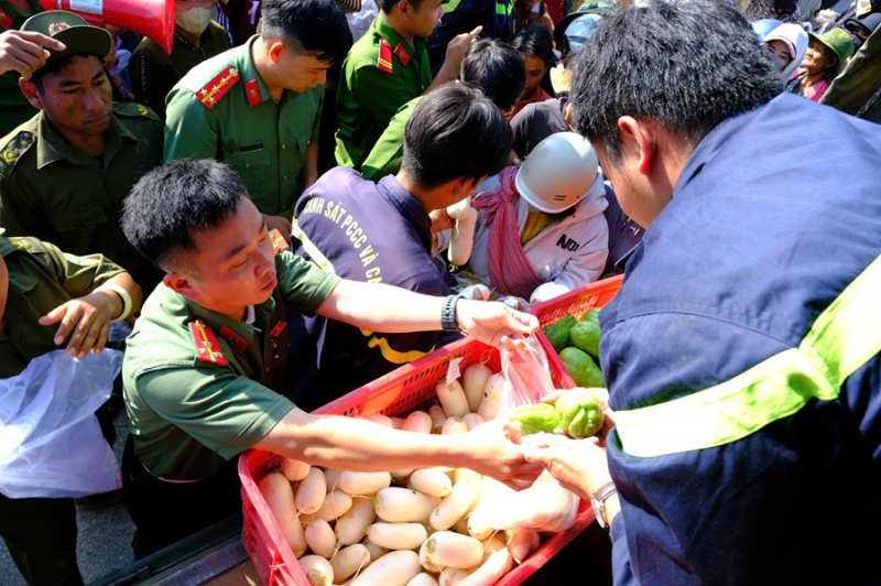 Hàng chục tấn nông sản tươi rói đến với bà con vùng lũ Khánh Hòa -7