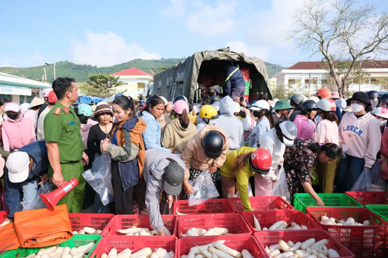 Hàng chục tấn nông sản tươi rói đến với bà con vùng lũ Khánh Hòa -8