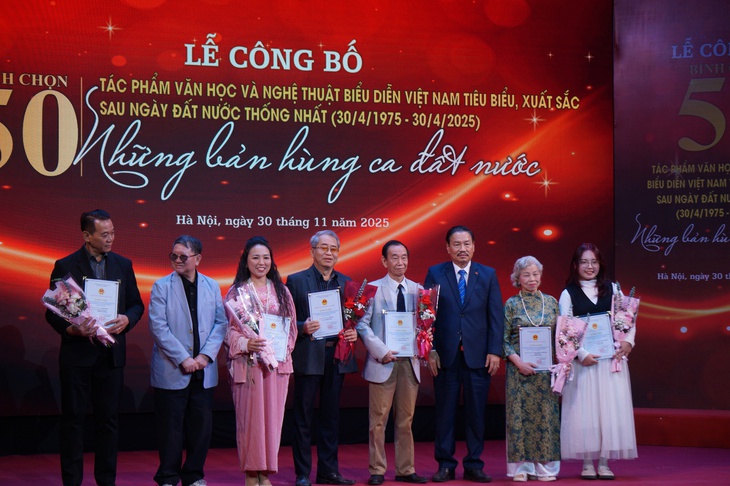 các tác gi%3f nh%3fn vinh danh trong bu%3fi l%3f công b%3f các tác ph%3fm van h%3fc và ngh%3f thu%3ft tiêu bi%3fu giai do%3fn 1975-2025.jpg -0