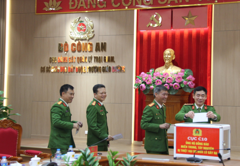 Lực lượng Cảnh sát Quản lý trại giam ủng hộ đồng bào miền Trung, Tây Nguyên bị thiệt hại do bão, lũ -2