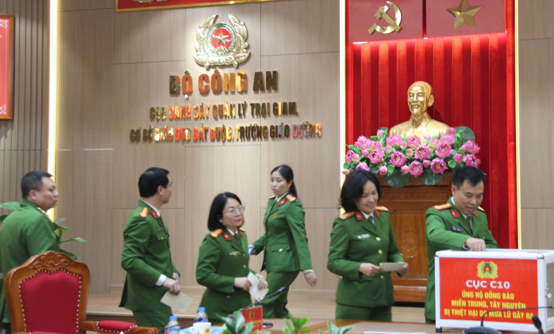 Lực lượng Cảnh sát Quản lý trại giam ủng hộ đồng bào miền Trung, Tây Nguyên bị thiệt hại do bão, lũ -3