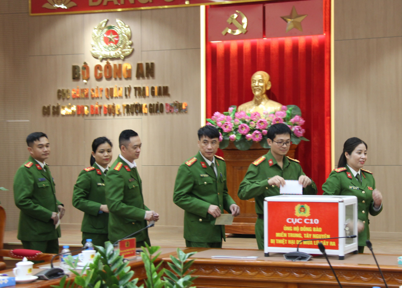 Lực lượng Cảnh sát Quản lý trại giam ủng hộ đồng bào miền Trung, Tây Nguyên bị thiệt hại do bão, lũ -4