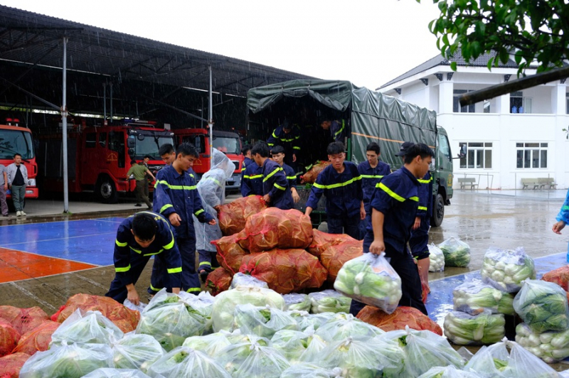 Hàng chục tấn nông sản tươi rói đến với bà con vùng lũ Khánh Hòa -2