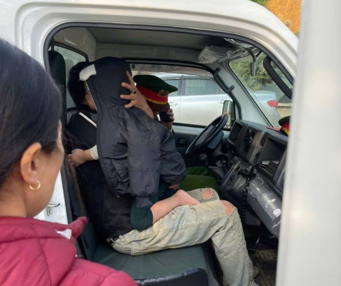 A polícia da comuna de Viet Hong prestou auxílio imediato no encaminhamento do paciente ao pronto-socorro. -2