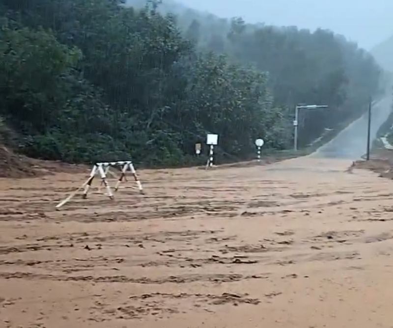 Sesuv půdy v ekonomické zóně Chan May - Lang Co, dopravní zácpa -0