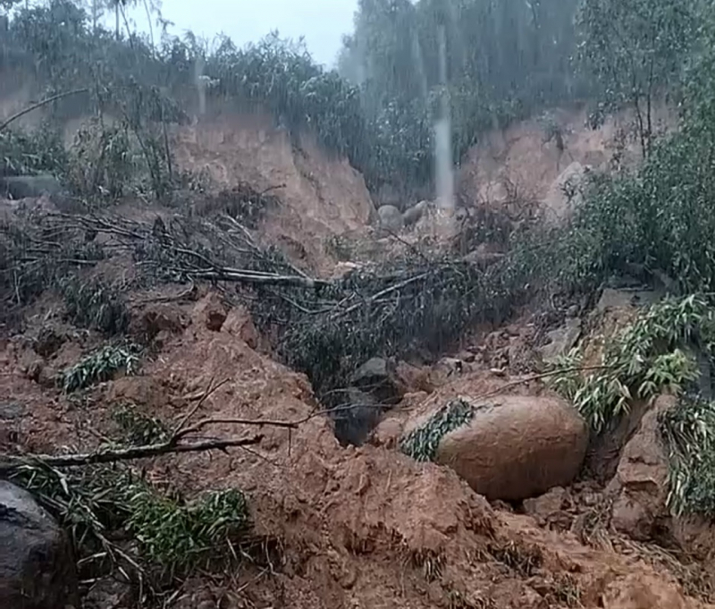 Sesuv půdy v ekonomické zóně Chan May - Lang Co, dopravní zácpa -0