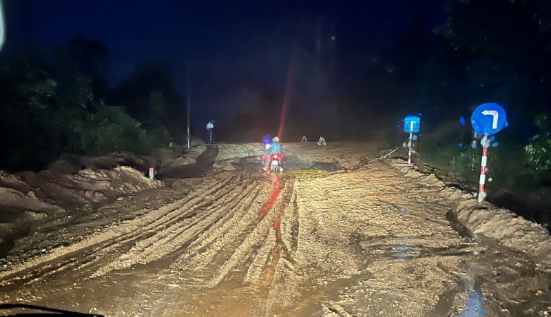 Sesuv půdy v ekonomické zóně Chan May - Lang Co, dopravní zácpa -0