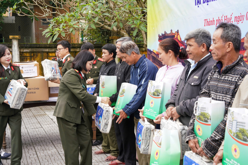 Bệnh viện Y học cổ truyền hỗ trợ nhân dân khắc phục hậu quả bão lũ tại Huế và chỉ đạo tuyến cho y tế cơ sở -0