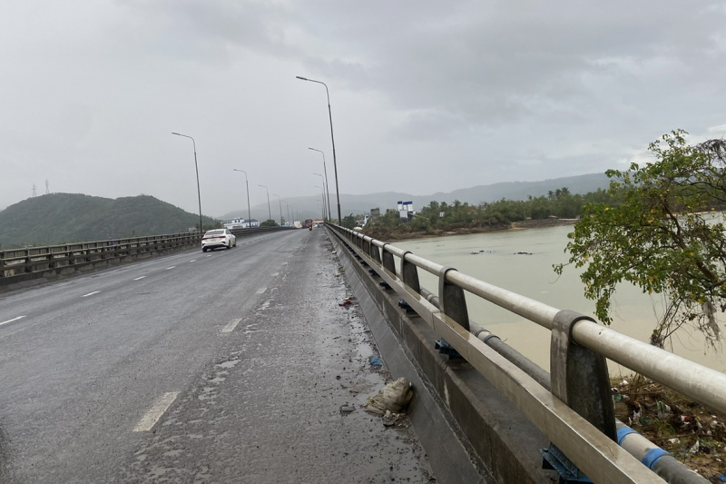 Trung úy Công an kịp thời ngăn chặn người phụ nữ chuẩn bị nhảy cầu tự tử -0