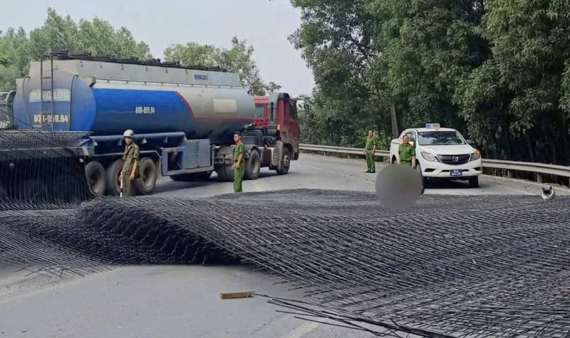 טונות של רשת פלדה נפלו מנגרר של טרקטור לכביש, וריסקו שני רוכבי אופנועים -0