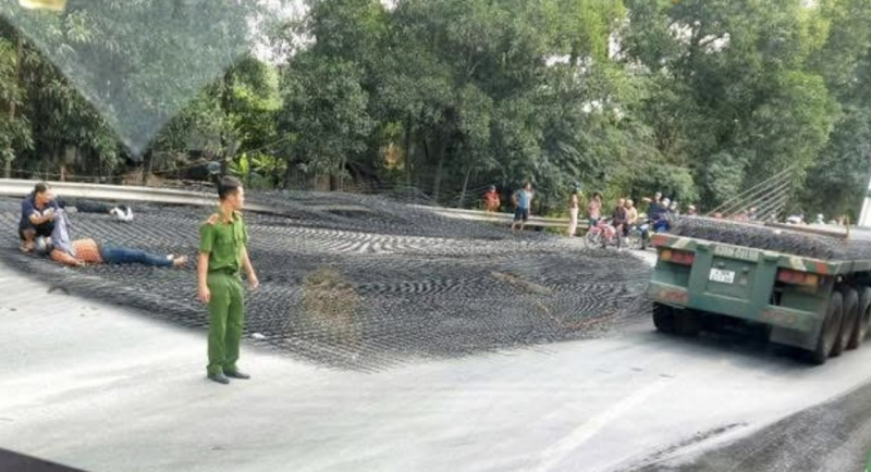 טונות של רשת פלדה נפלו מנגרר של טרקטור לכביש, וריסקו שני רוכבי אופנועים -0