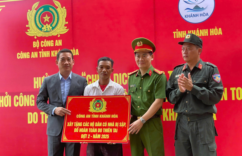 Công an tỉnh Khánh Hòa khởi công xây dựng 15 căn nhà tặng người dân bị thiệt hại do mưa lũ -0