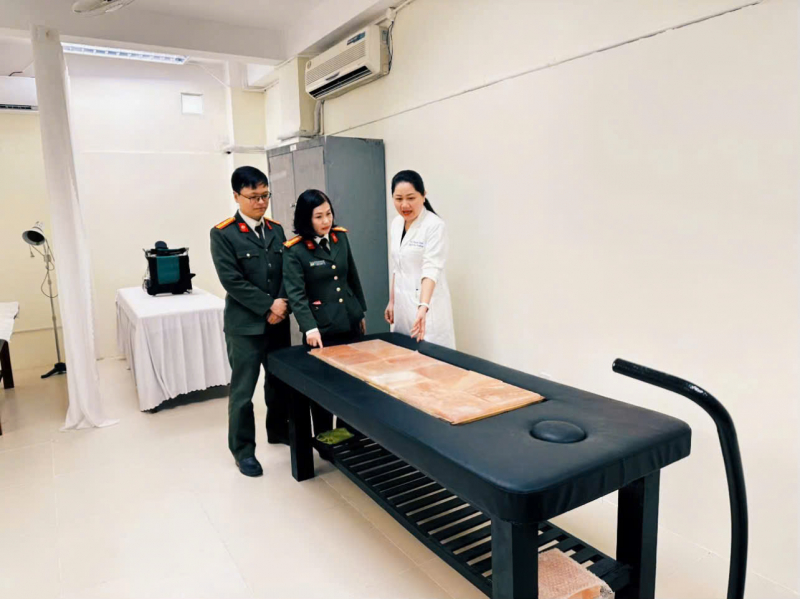 Bệnh viện Y học cổ truyền hỗ trợ nhân dân khắc phục hậu quả bão lũ tại Huế và chỉ đạo tuyến cho y tế cơ sở -0