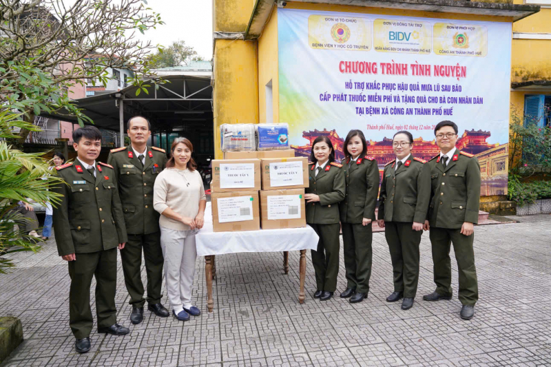 Bệnh viện Y học cổ truyền hỗ trợ nhân dân khắc phục hậu quả bão lũ tại Huế và chỉ đạo tuyến cho y tế cơ sở -0