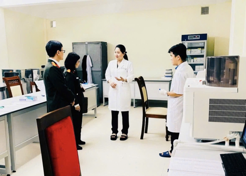 Bệnh viện Y học cổ truyền hỗ trợ nhân dân khắc phục hậu quả bão lũ tại Huế và chỉ đạo tuyến cho y tế cơ sở -0