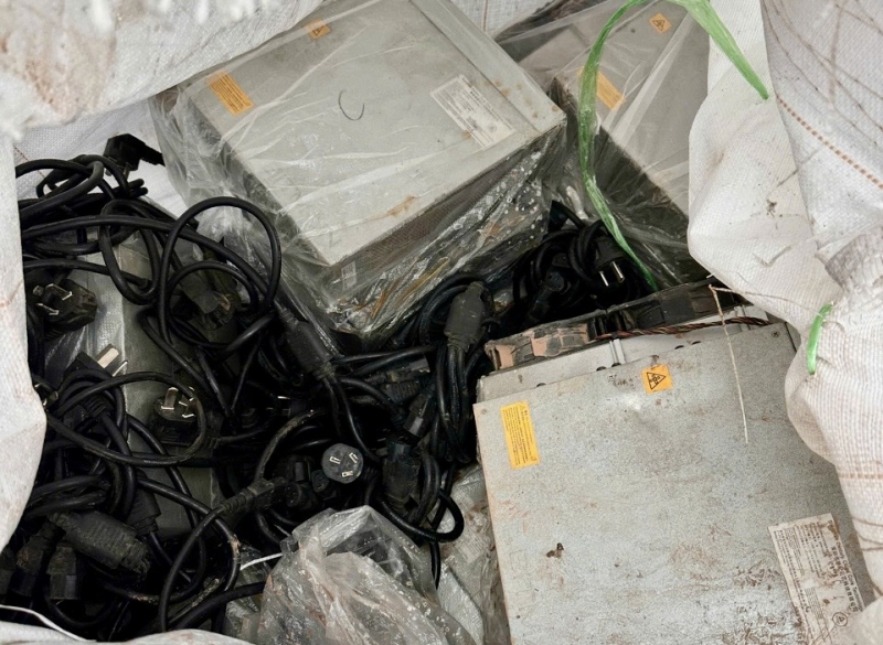 Bắt giữ vụ vận chuyển 500 máy đào tiền điện tử qua biên giới -0