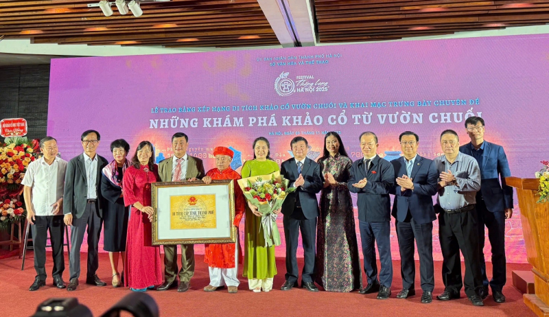 l%3f trao b%3fng x%3fp h%3fng di tích kh%3fo c%3f vu%3fn chu%3fi cho lãnh d%3fo và nhân dân xã hoài ð%3fc.jpg -0