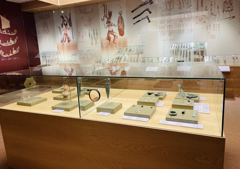 trung bày gi%3fi thi%3fu g%3fn 1.000 tài li%3fu, hi%3fn v%3ft, tu li%3fu, hình %3fnh và b%3fn d%3f h%3fa mô ph%3fng các lo%3fi hình hi%3fn v%3ft, d%3fi s%3fng sinh ho%3ft c%3fa cu dân làng c%3f vu%3fn chu%3fi..jpg -1