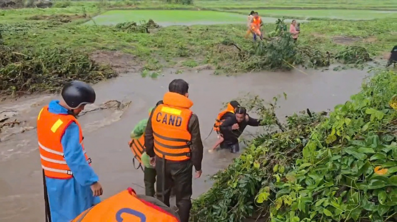 Mưa xuyên đêm, nhiều nơi ở Lâm Đồng sạt lở, ngập sâu trong nước -0