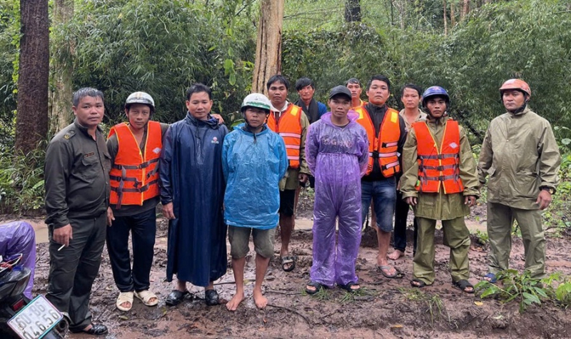 Giải cứu 6 cán bộ đo đạc dự án hồ Kapet bị lũ cô lập suốt đêm -0